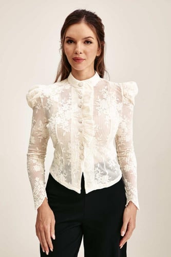 بلوزة دانتيل بأكتاف منفوخة