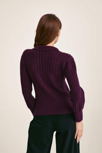 بلوزة محبوكة مزينة بكريستالات