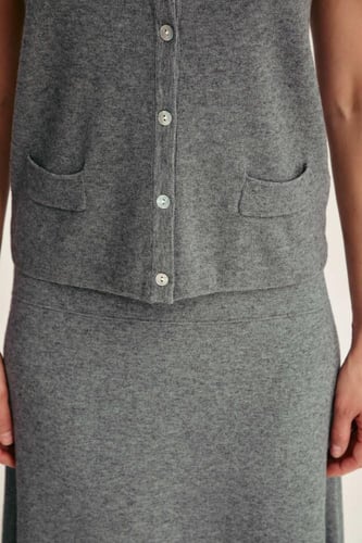 جاكيت بلا أكمام بأزرار