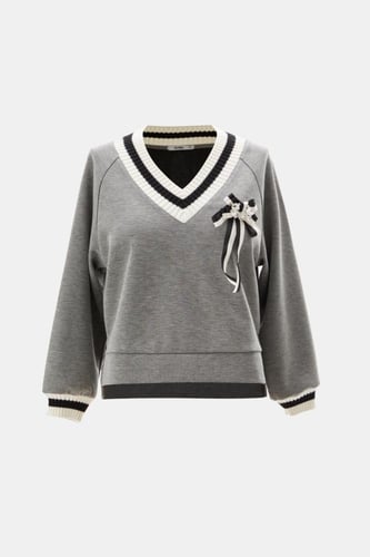 بلوزة ببروش مرصع بالكريستال