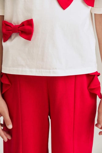 بلوزة مزينة بفيونكات