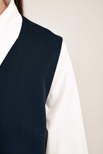 جاكيت مدرسي ثانوي سنبل – تصميم بلا أكمام لأناقة مر...