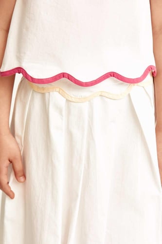 بلوزة بلا أكمام بحواف غير متماثلة