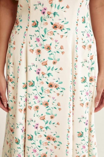 فستان مورد بأكمام منفوخة