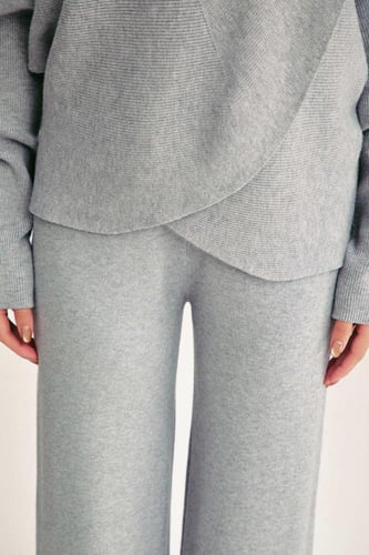 بلوزة محبوكة بنمط لف