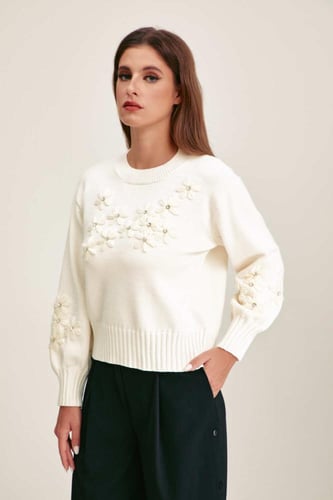 كنزة بورود بتفاصيل براقة