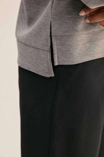 بلوزة ببروش مرصع بالكريستال