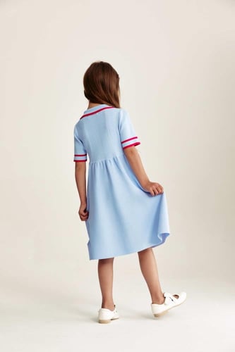 فستان محبوك بياقة بربطة