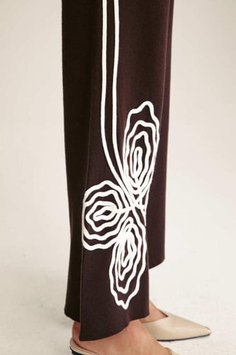 بنطلون واسع مزين بنقوش