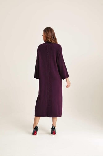 فستان واسع بياقة عالية