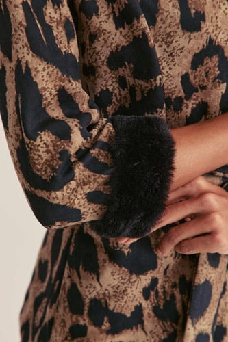 جاكيت بطبعة نمر مزين بالفرو