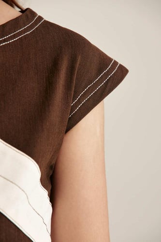 بلوزة بقصة غير متماثلة