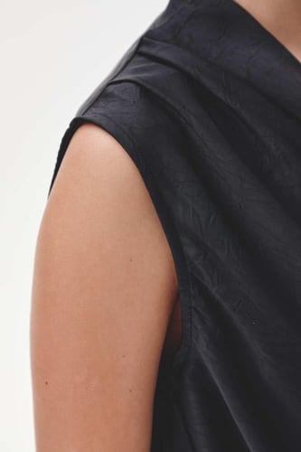 بلوزة بياقة متدلية