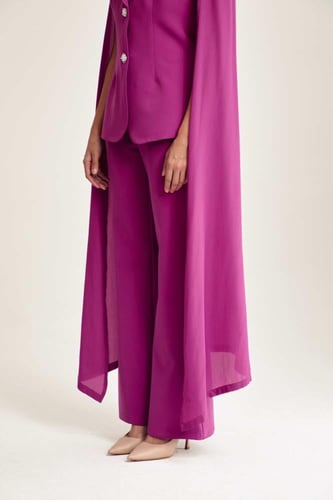 بنطلون بأرجل واسعة من أسفل