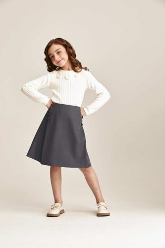 تنورة واسعة مزينة بأزرار