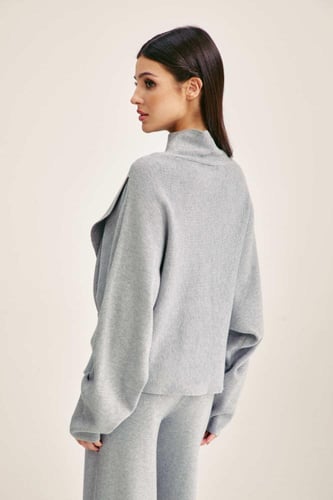 بلوزة محبوكة بنمط لف