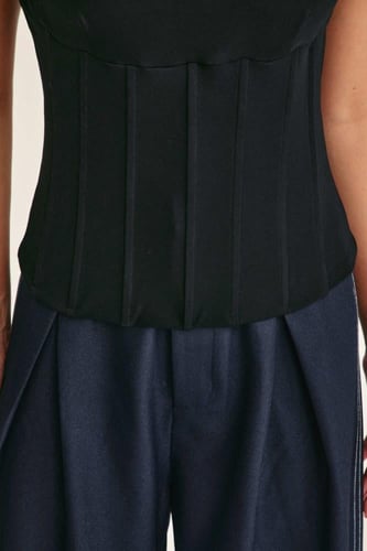 بلوزة بخصر ضيق