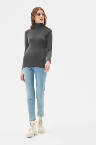 بلوزة بيسك بياقة عالية