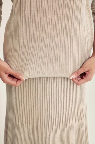 بلوزة محبوكة لامعة وبقصة واسعة