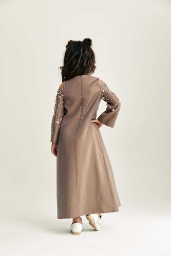 فستان بلا أكتاف مزين بالخرز