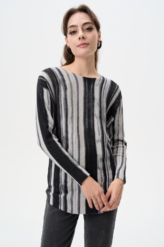 بلوزة بنقوش مخططة