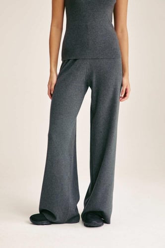 بنطلون محبوك بأرجل واسعة