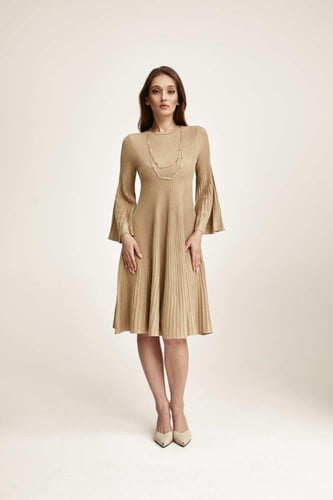 فستان لامع بأكمام جرس