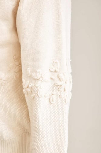 بلوزة محبوكة مطرزة بالورورد