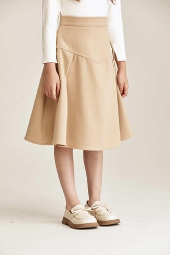 تنورة مزينة بكسرات