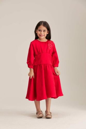 فستان مزين بورود بارزة