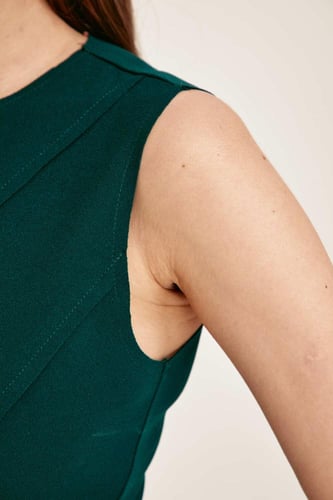 بلوزة بدون أكمام