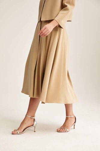 تنورة متوسطة بكسرات