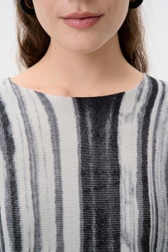 بلوزة بنقوش مخططة