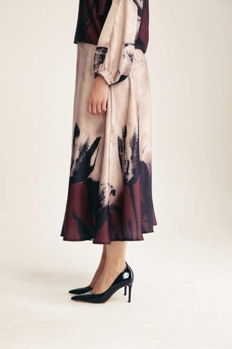 تنورة مطبعة بقصة واسعة