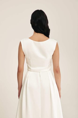 بلوزة بلا أكمام مٌطرزة بالكريستال