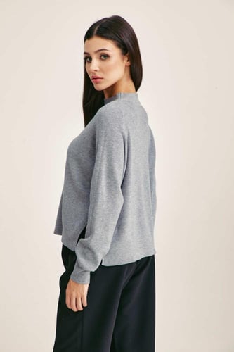 بلوزة محبوكة بياقة عالية