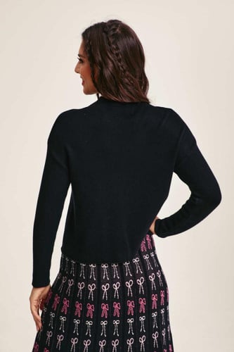 بلوزة بياقة عالية