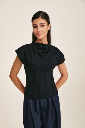 بلوزة بخصر ضيق