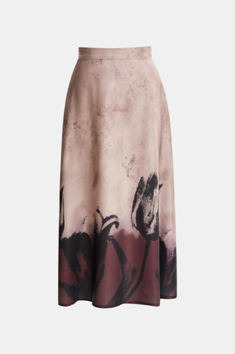 تنورة مطبعة بقصة واسعة