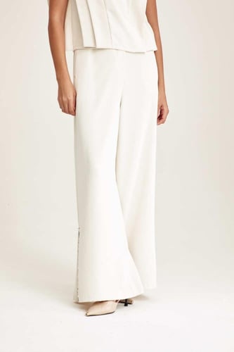 بنطلون واسع مٌزين بالخرز من أسفل