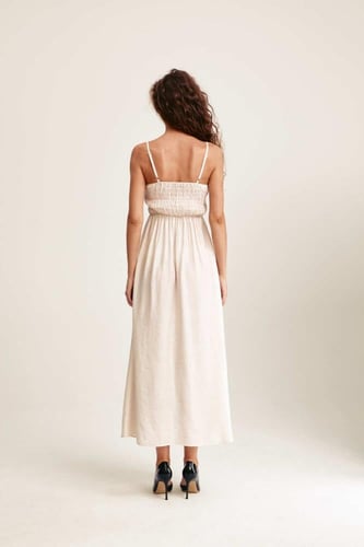 فستان بحمالات وتفاصيل مزمومة