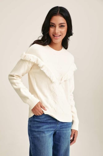 كنزة مزينة بالشراشيب