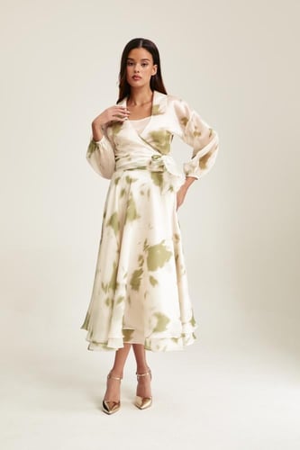 بلوزة مطبعة بنمط لف