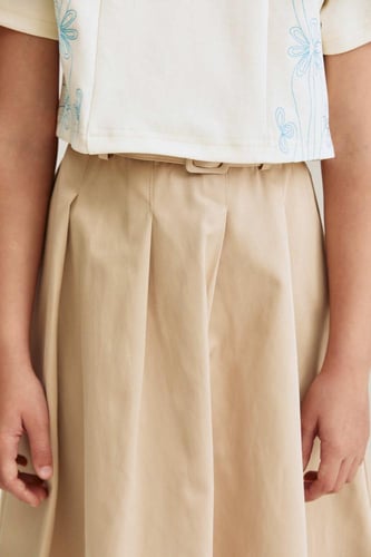 بلوزة مُطرزة بالورود