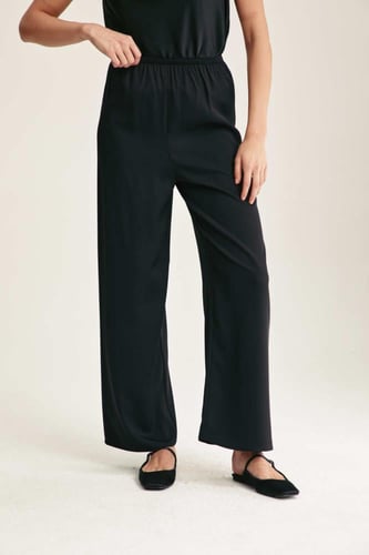 بنطلون بخصر مطاطي وأرجل واسعة