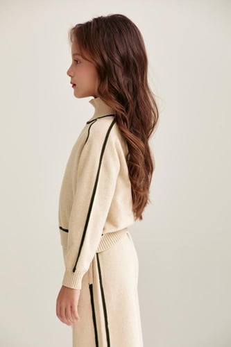 بلوزة بياقة عالية