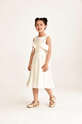 فستان بلا أكمام مزين بفيونكة