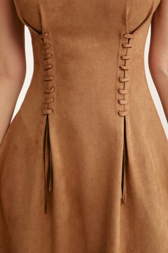 فستان بلا أكمام مزين بأربطة