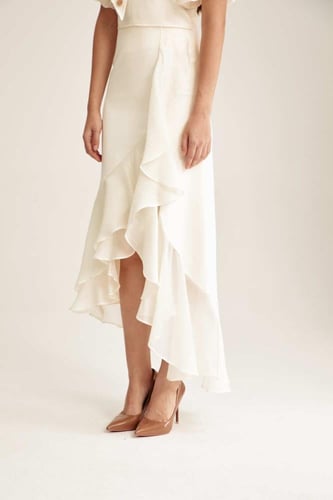 تنورة غير متماثلة بحواف كشكش