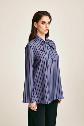 بلوزة مقلمة بياقة بربطة